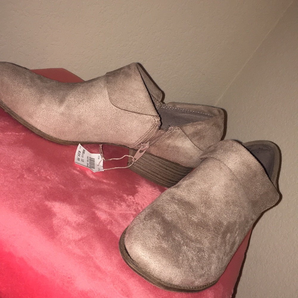 Cute boots never worn tag still on